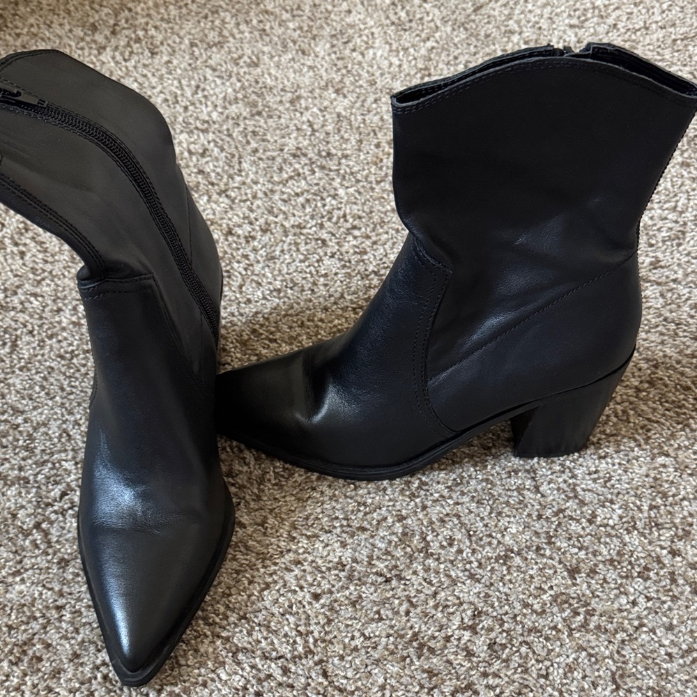 Express zip up black boot